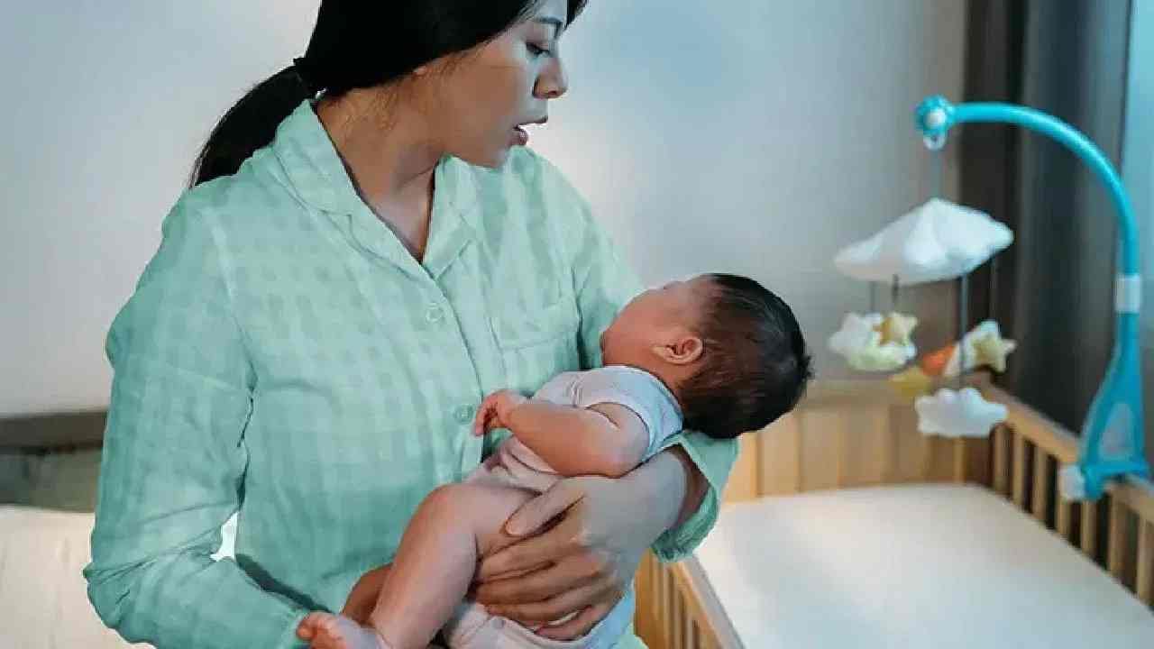 Baby Care : रात्री बाळ रडले की आईच का जागी होते, वडील झोपून का राहतात? नेमकं उत्तर सापडलं! Baby Care : रात्री बाळ रडले की आईच का जागी होते, वडील झोपून का राहतात? नेमकं उत्तर सापडलं!