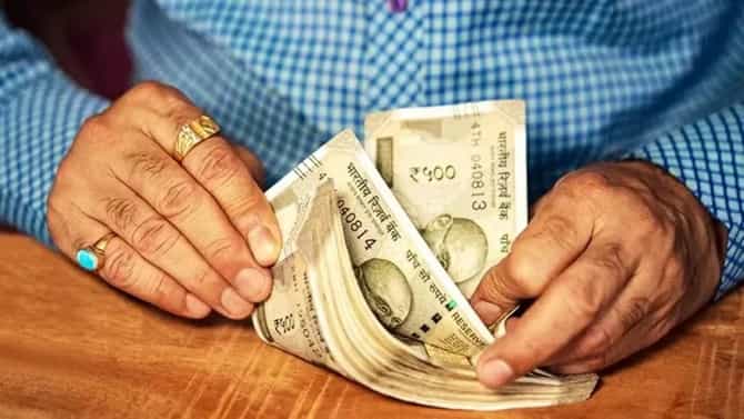 अडचणीत येशील भावा! ही चूक करत आहात का? बँकेत जास्त Cash जमा करताय का?
