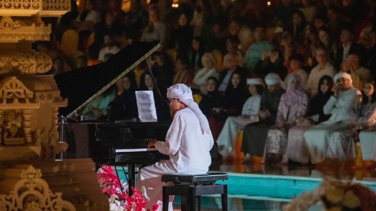 या मंदिरासाठी रचलेला त्यांचा "डार्क टू लाईट" हा विशेष कार्यक्रम मानवतेच्या आव्हानापासून शांतीकडे जाण्याच्या प्रवासाचे प्रतीक होता.  "माझ्या संगीताचा संदेश प्रेम, शांती आणि सुसंवाद आहे. जेव्हा आपण खरोखर एकमेकांचे ऐकतो तेव्हा जग एक दयाळू ठिकाण बनतं. सहिष्णुता दिनापूर्वी, मला हा संदेश शेअर करताना आनंद होत आहे,”  असं अहमद म्हणाले.  