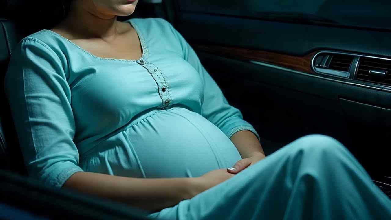 कारमध्येच प्रसूती, रक्त पाहून ड्रायव्हरला भोवळ, क्षणात कोवळ्या जिवासोबत...