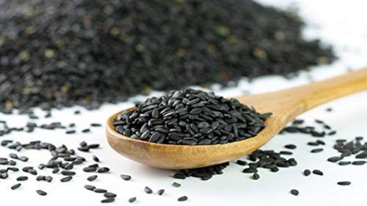 तिळाचे अनेक संभाव्य आरोग्य फायदे आहेत. तीळ हृदयरोग, मधुमेह आणि संधिवात यांच्यापासून संरक्षण करू शकतात. पण काळ्या तीळांचे आरोग्यास होणारे फायदे  अनेक आहे. काळे तीळ आरोग्यासाठी एक वरदान आहे. 