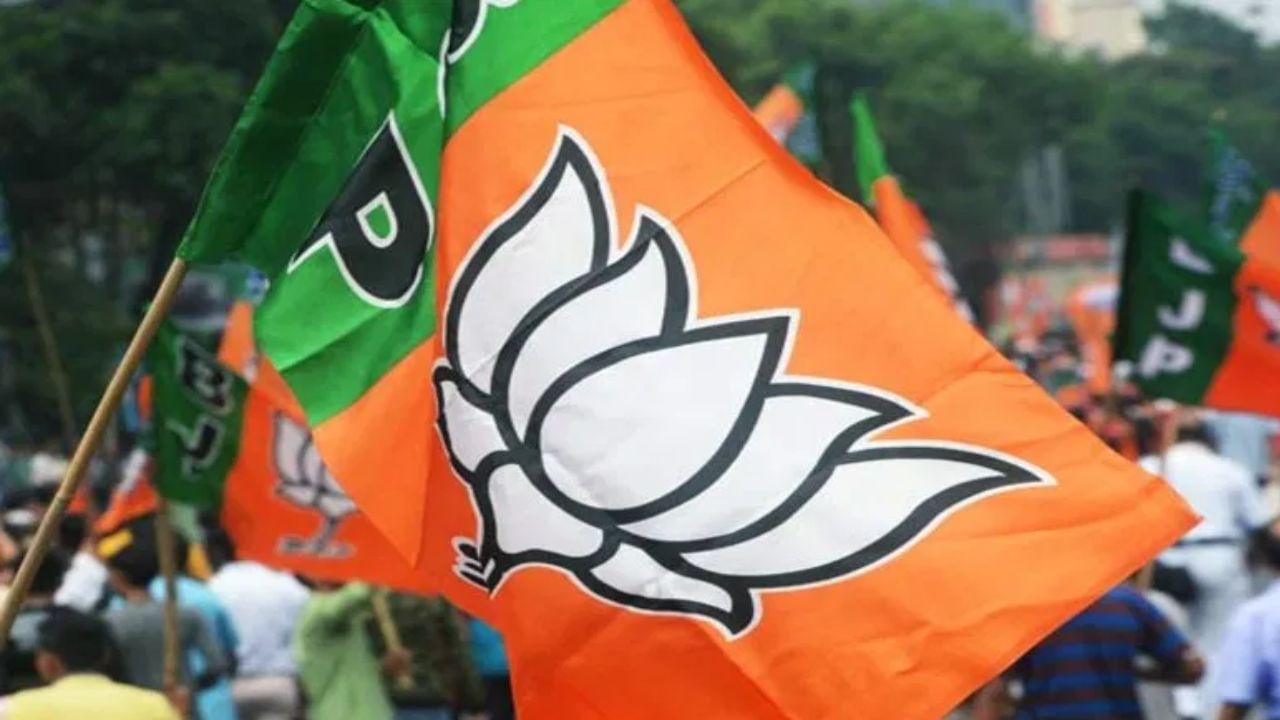 शिवसेना शिंदे गटाला मोठा धक्का, लवकरच भाजपात मोठा पक्षप्रवेश? शिवसेना शिंदे गटाला मोठा धक्का, लवकरच भाजपात मोठा पक्षप्रवेश?