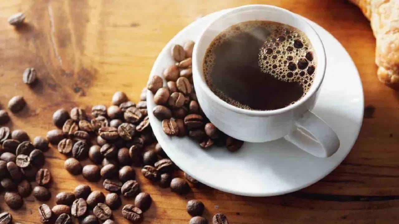 कॉफी पिल्याने चांगले वाटत असले तरीही कोणत्याही गोष्टीचा अतिरिक्त वापर आरोग्यासाठी धोकादायक ठरतो. दिवसातून एक किंवा दोन कप कॉफी ठीक आहे, त्यापेक्षा जास्त नको..