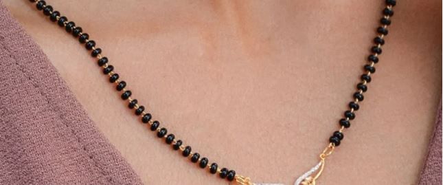 हिंदू धर्मातील मान्यतेनुसार लग्नानंतर महिला गळ्यात काळ्या मण्यांचे मंगळसूत्र घालतात. मंगळसूत्र हे महिलांच्या 16 श्रृगारांपैकी एक आहे. मंगळसूत्राला हिंदू धर्माशास्त्रात विशेष महत्त्व आहे. मंगळसूत्र हे महिलेच्या पतीचे रक्षण करते, असेही म्हटले जाते. 