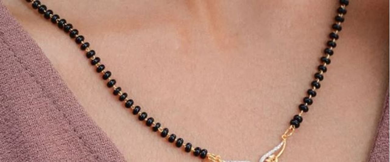 हिंदू धर्मातील मान्यतेनुसार लग्नानंतर महिला गळ्यात काळ्या मण्यांचे मंगळसूत्र घालतात. मंगळसूत्र हे महिलांच्या 16 श्रृगारांपैकी एक आहे. मंगळसूत्राला हिंदू धर्माशास्त्रात विशेष महत्त्व आहे. मंगळसूत्र हे महिलेच्या पतीचे रक्षण करते, असेही म्हटले जाते. 