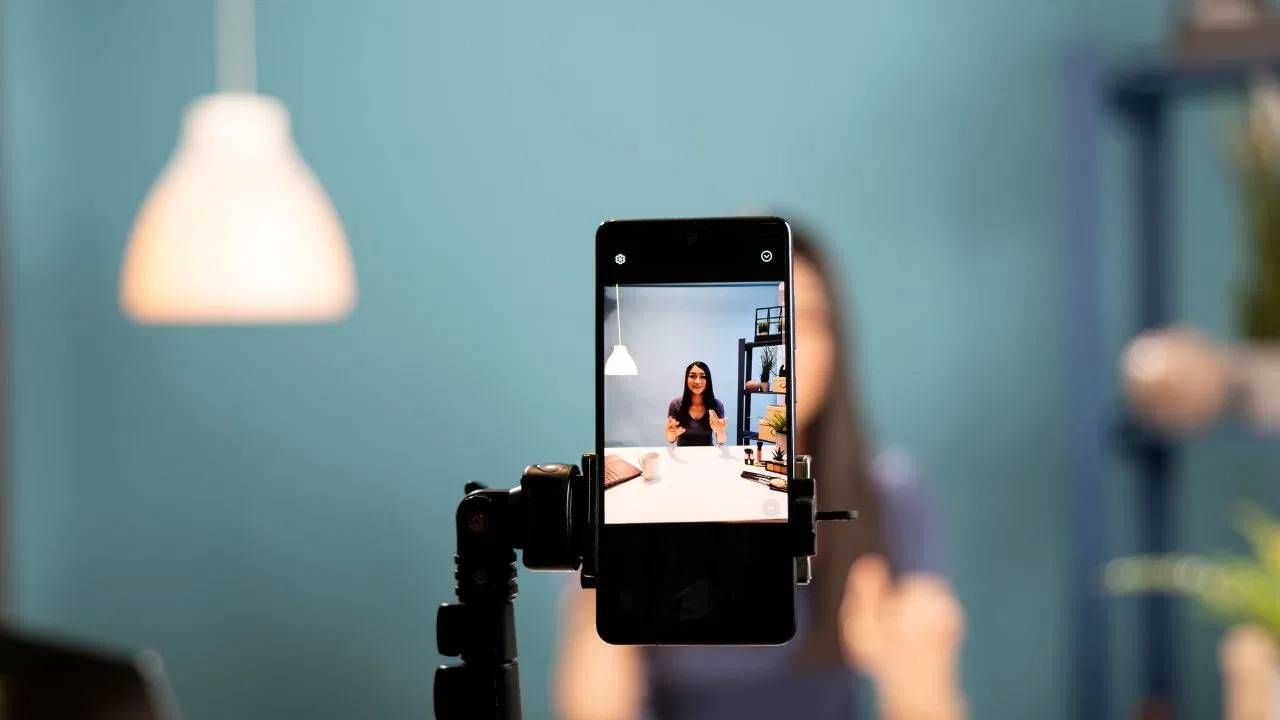 जर, तुम्हाला एखाद्या विषयावर बोलणं किंवा लिहिणं आवडत असेल, तर फॅशन, फायनान्स, ट्रॅव्हल, टेक्नोलॉजी, यावर ब्लॉगिंग किंवा युट्यूब चॅनल सुरु करु शकता. सुरुवातीला मेहनत करावी लागेल. पण प्रेक्षक वाढल्यानंतर ब्रांड डील्स आणि जाहीरातीचं उत्पन्न सुद्धा वाढेल. फक्त कंटेटमध्ये सातत्य ठेवावं लागेल. हळू-हळू रिझल्ट मिळतील. 