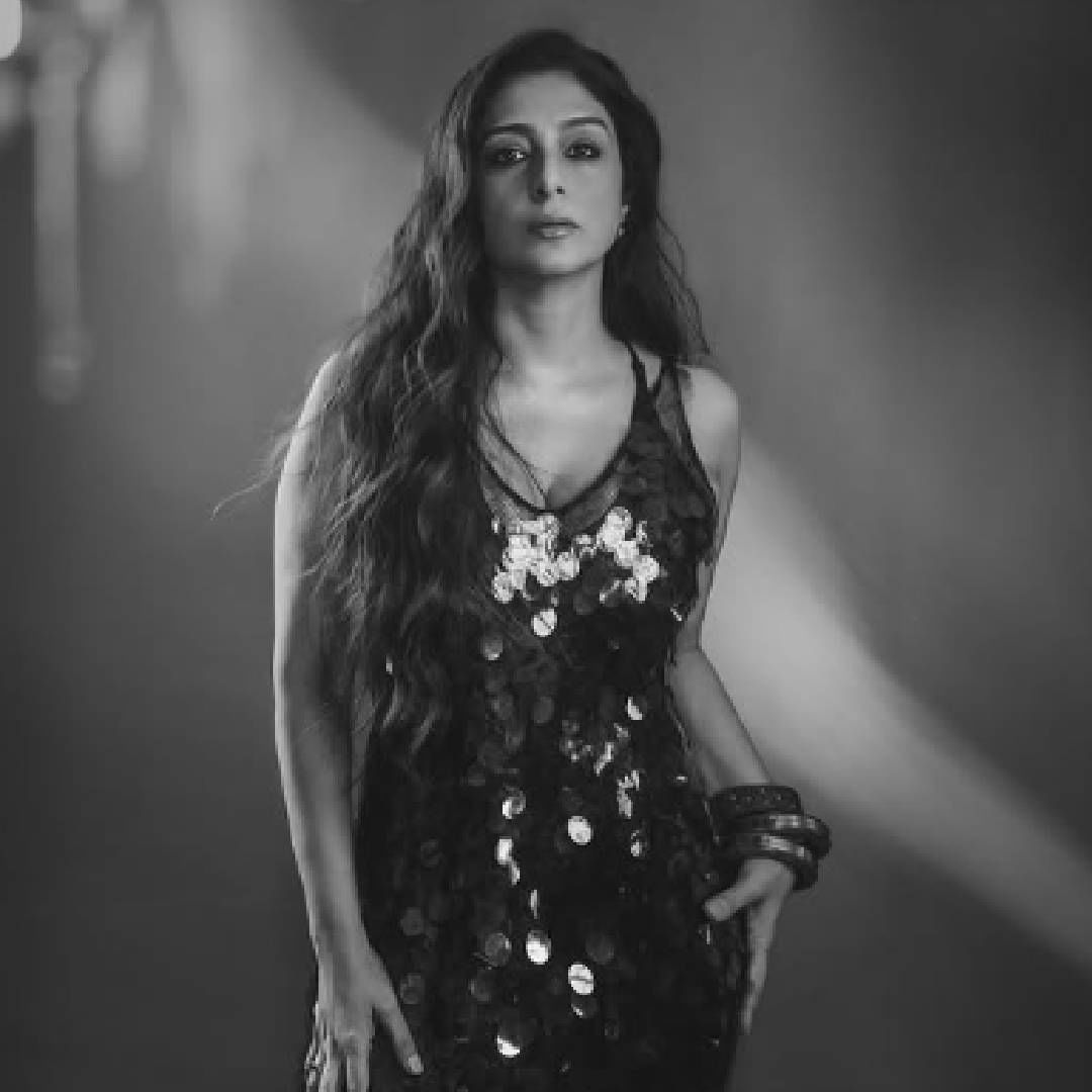 जॅकी श्रॉफी आणि तब्बूचा जो किस्सा आम्ही सांगतोय तो तब्बूने लीड अभिनेत्री म्हणून डेब्यु करण्याच्या आधीचा आहे. 1986 चा तो काळ होता. तब्बू मोठी बहिण  फराह नाज सोबत ‘दिलजला’ (1987) शूटिंग करत होती. चित्रपटात प्रसिद्ध विलन डॅनी डेंग्जोंग्पा सुद्धा होता. चित्रपटाचं मॉरिशेसमध्ये चित्रीकरण सुरु होतं. त्यावेळी फराहसोबत 16 वर्षांची तब्बू सुद्धा होती.   