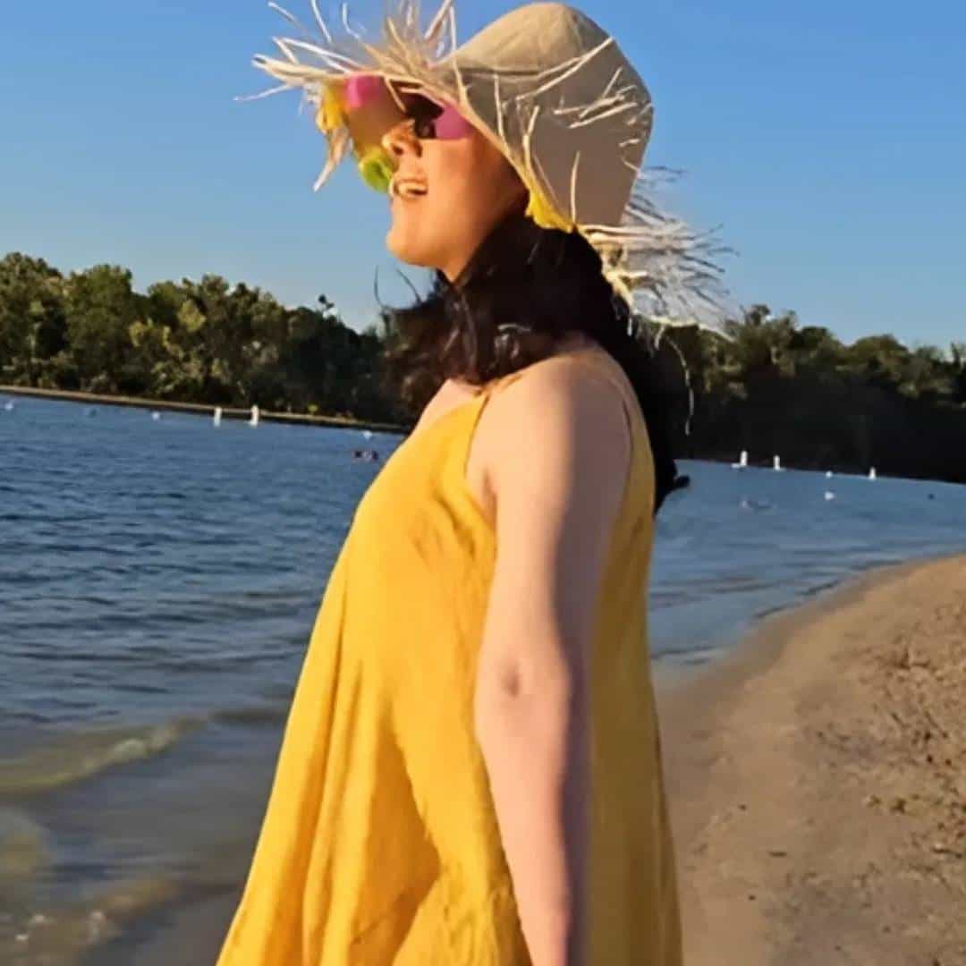 Guess Who : बॉलिवूडमध्ये अनेक अभिनेते किंवा अभिनेत्री करिअरच्या पीकवर असताना इंडस्ट्रीपासून लांब गेल्याचं पहायला मिळालय. आज आम्ही तुम्हाला अशा अभिनेत्रीबद्दल सांगणार आहोत, जिने दमदार अभिनयाने चाहत्यांची मनं जिंकली. तिने श्रीदेवी आणि माधुरी दीक्षित सारख्या अभिनेत्रींना टक्कर दिलेली.