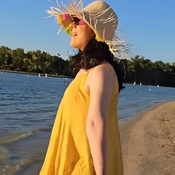 Guess Who : बॉलिवूडमध्ये अनेक अभिनेते किंवा अभिनेत्री करिअरच्या पीकवर असताना इंडस्ट्रीपासून लांब गेल्याचं पहायला मिळालय. आज आम्ही तुम्हाला अशा अभिनेत्रीबद्दल सांगणार आहोत, जिने दमदार अभिनयाने चाहत्यांची मनं जिंकली. तिने श्रीदेवी आणि माधुरी दीक्षित सारख्या अभिनेत्रींना टक्कर दिलेली.