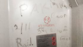 बॉम्ब फुटणार आहे... टॉयलेटमधला तो मेसेज आणि प्रवाशांमध्ये दहशत !.