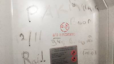 बॉम्ब फुटणार आहे... टॉयलेटमधला तो मेसेज आणि प्रवाशांमध्ये दहशत ! कुठे घडला भयानक प्रकार?