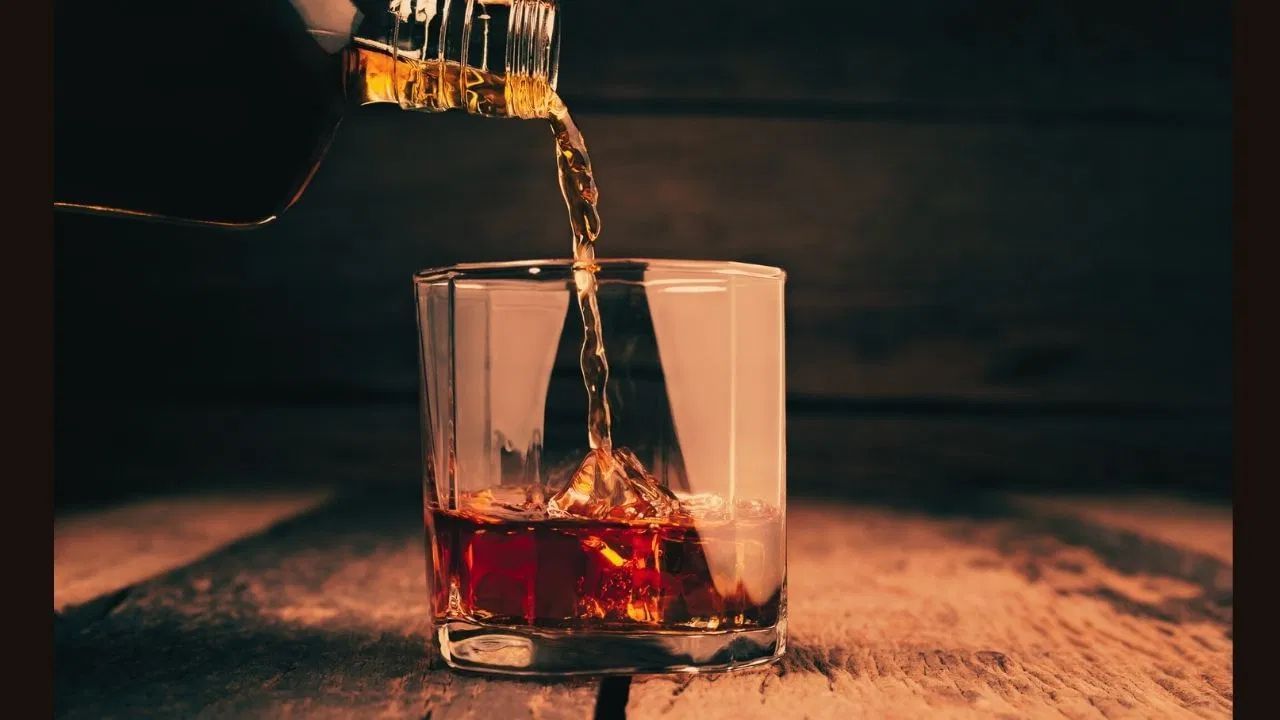 थंडीत एक घोट रम पिणे आरोग्यासाठी चांगले? तज्ज्ञांचे काय मत ?