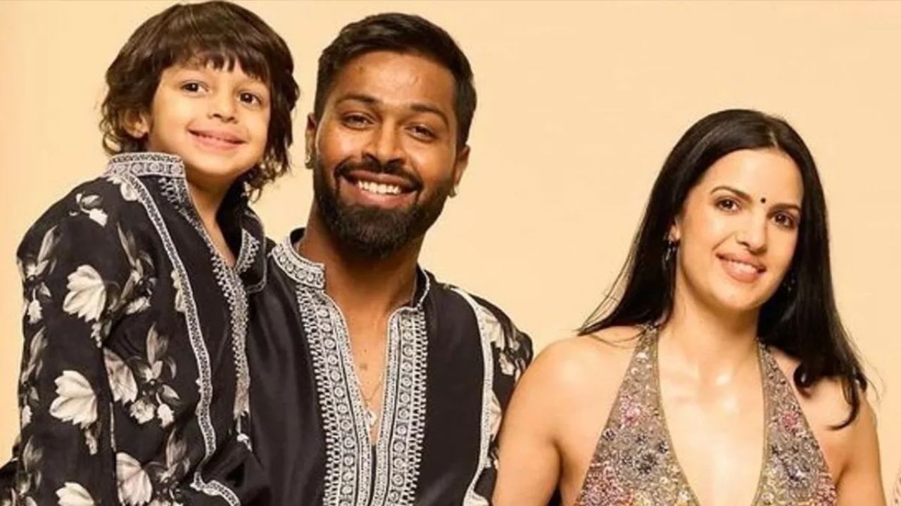 ऑरेंज कलरच्या या लँड रोव्हर डिफेन्डरमध्ये नताशा आपल्या स्टायलिश राईडला फ्लॉन्ट करताना दिसली. नताशाने चाहत्यांना सांगितले की तिच्याकडे आता नवीन राईड आली आहे. आणि येत्या काही दिवसात ती नव्या कारमध्ये पाहू शकणार आहेत. क्रिकेटर हार्दिक याच्या घटस्फोट घेतल्यानंतर नताशा आता गाडी चालवायला शिकली आहे. या संदर्भात तिने इंस्टाग्रामवर एक पोस्ट केली आहे.त्यात तिने लिहीलेय की आता मी हळूहळू का होईना पण स्वतंत्र होत आहे. 