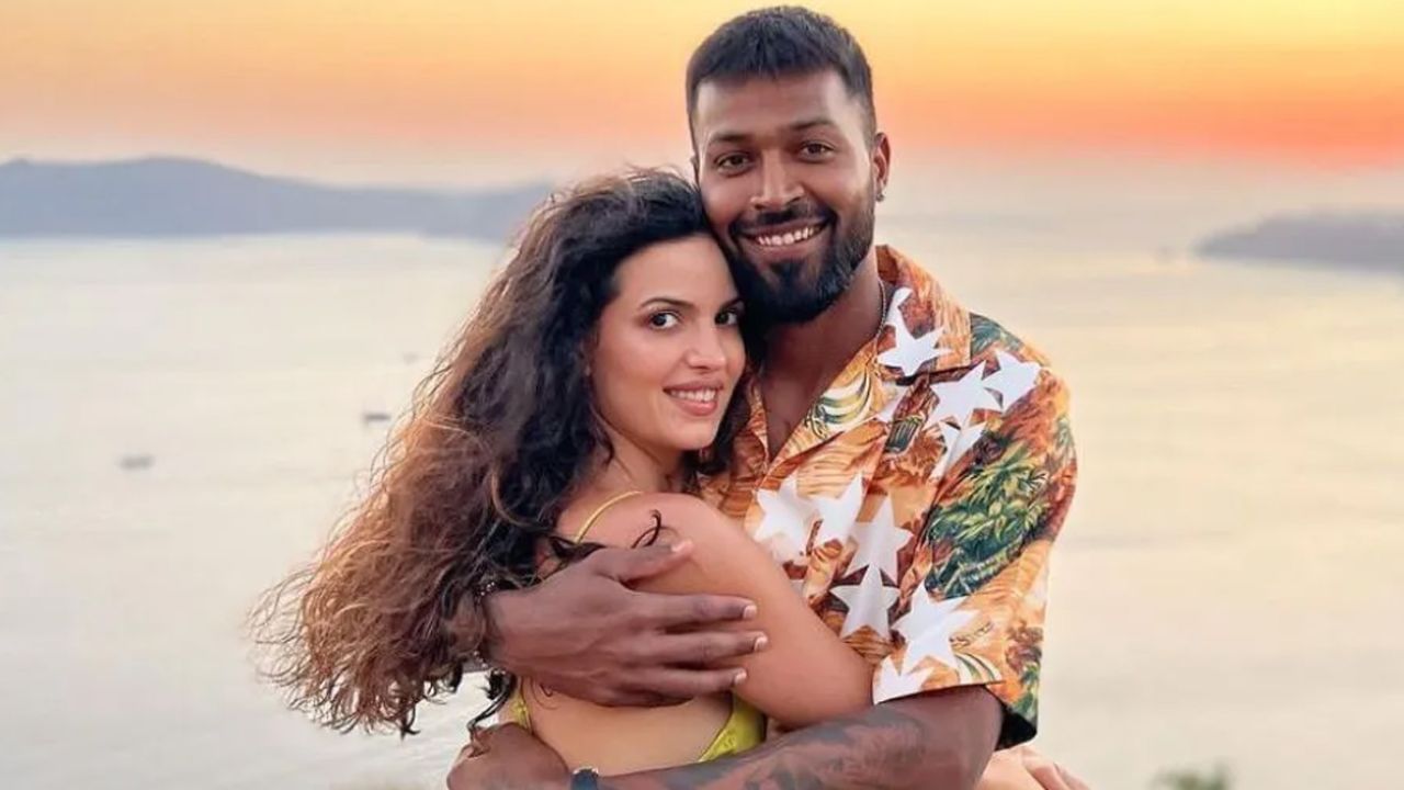 क्रिकेटर हार्दिक पंड्या याची एक्स वाईफ नताशा स्टेनकोविक काही महिन्यांपासून इंडस्ट्रीमध्ये एक्टीव्ह दिसत आहे. मुंबईतील जिमच्या बाहेर जेव्हा ती स्पॉट होते तेव्हा चाहते अक्षरश: उसासे टाकतात. या वेळी नताशा एका ब्रँड न्यू कारमध्ये स्पॉट झाली आहे. ही आलिशान कार लँड रोव्हर डिफेन्डर आहे. या कारची किंमती तीन कोटी रुपये आहे. 