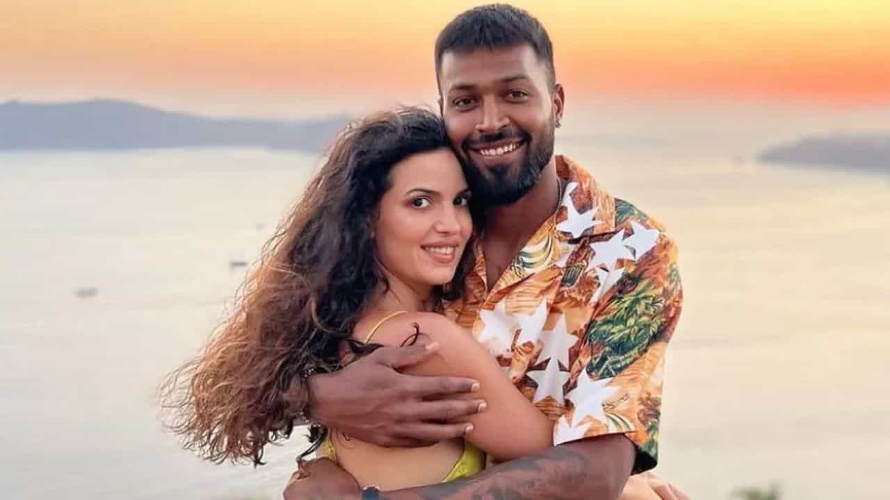 क्रिकेटर हार्दिक पंड्या याची एक्स वाईफ नताशा स्टेनकोविक काही महिन्यांपासून इंडस्ट्रीमध्ये एक्टीव्ह दिसत आहे. मुंबईतील जिमच्या बाहेर जेव्हा ती स्पॉट होते तेव्हा चाहते अक्षरश: उसासे टाकतात. या वेळी नताशा एका ब्रँड न्यू कारमध्ये स्पॉट झाली आहे. ही आलिशान कार लँड रोव्हर डिफेन्डर आहे. या कारची किंमती तीन कोटी रुपये आहे.