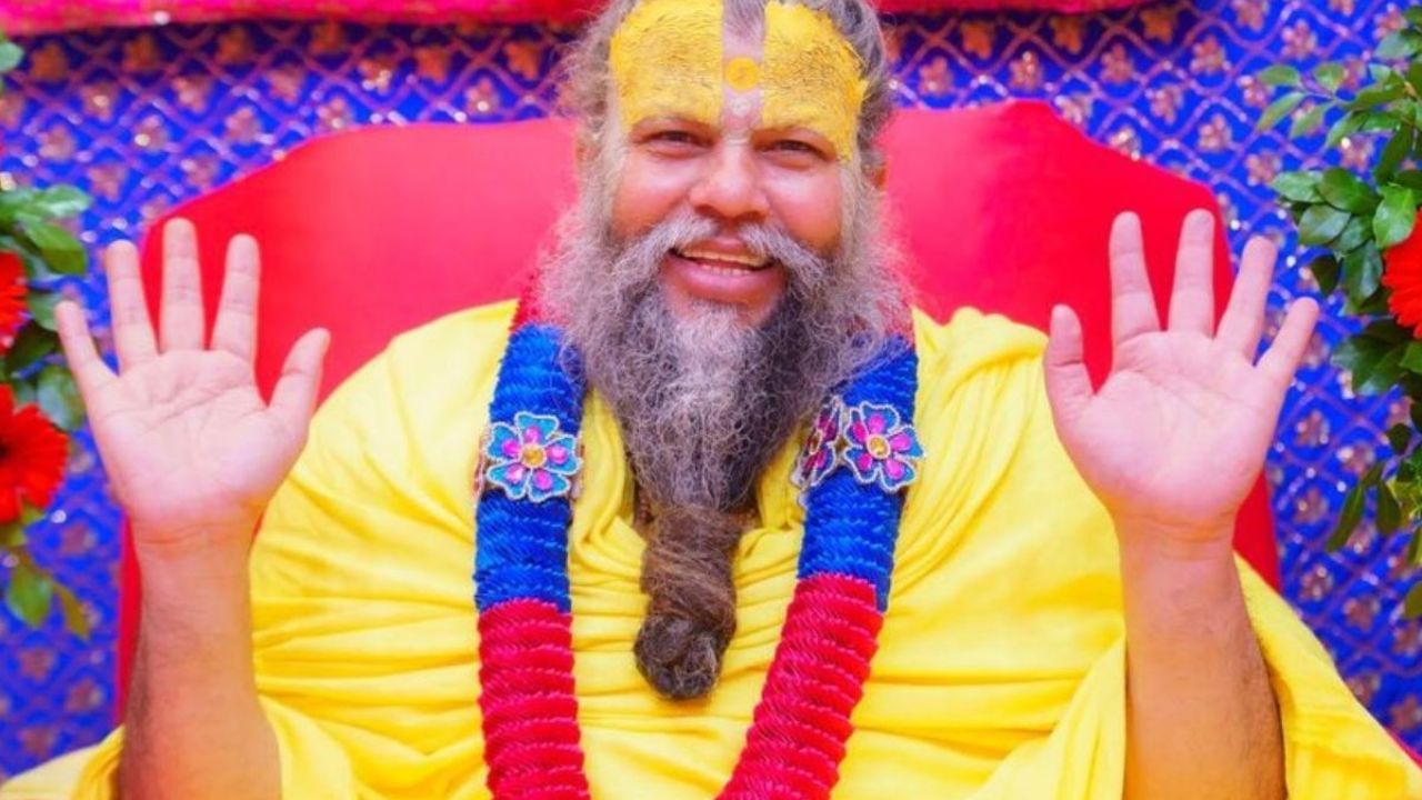 प्रेमानंद महाराज पुढे म्हणतात की शरीर त्यागल्यानंतर मनुष्य काहीच सोबत घेऊन जाऊ शकत नाही. श्वास थांबताच, शरीर, घर, स्री, पुत्र, कुटुंब आणि प्रत्येक भौतिक सुख येथेच रहाते. यानंतर मनुष्याला पाप-पुण्याच्या आधारे पशु-पक्षी वा कोणा दुसऱ्या योनीत जन्म मिळतो. हा जन्म कुठे आणि कोणत्या योनीत होईल, हे कोणालाही माहिती नसते. यासाठी आपला प्रत्येक श्वास देवाच्या नामस्मरणात घालवा. जगात असे अनेक लोक आहेत. ज्यांनी राधा नाम स्वीकारुन वाईट आचरणाला त्यागले आहे.