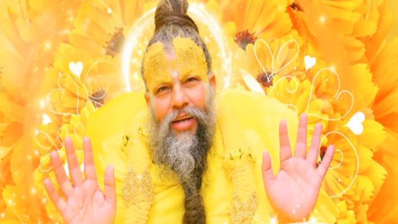 वृंदावनच्या लोकांना संबोधित करताना प्रेमानंद म्हणाले की,' मनुष्याचा श्वास खूपच किमती आहे. जर एखादा व्यक्तीने ५० वर्षांपर्यंत कमावलेला सारा पैसा, घर, संपत्ती विकली तर तो अतिरिक्त श्वास खरेदी करु शकत नाही. त्यामुळे सर्वाना एक विनंती आहे की प्रत्येक श्वासात राधा नावाचा जप करा. यात कोणतीही मेहनत लागत नाही. एक रुपयाही लागत नाही.