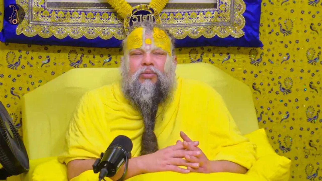 प्रेमानंद महाराज सांगतात, 'जे लोक नामजप करतात ते ईश्वराच्या चरणात जातात, त्यांचा निश्चित उद्धार होतो. अलिकडेच प्रेमानंद महाराजांचा एक व्हिडीओ समोर आला आहे. त्यात त्यांनी सांगितले की मनुष्य आपले सर्वकाही विकूनही एक गोष्ट विकत घेऊ शकत नाही.'...चला तर पाहूयात ही गोष्ट कोणती आहे. 