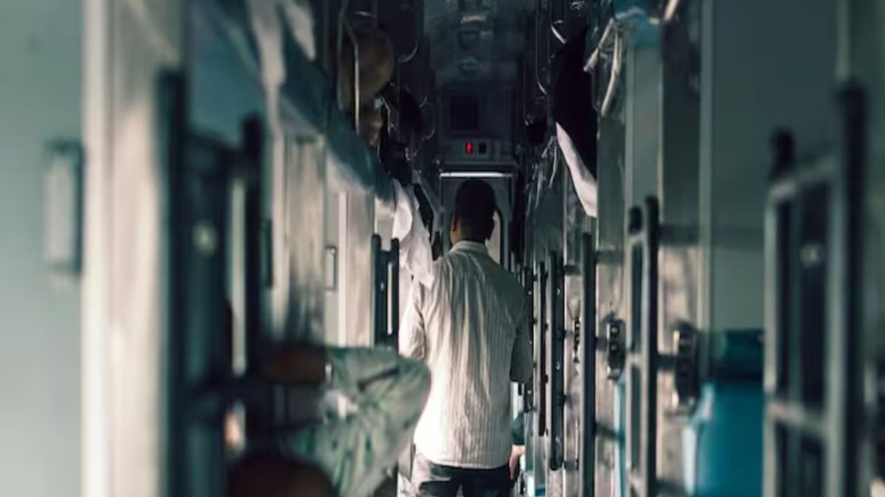 रेल्वे कायदा  1989 चे कलम  165 रेल्वे अधिकाऱ्यांना संशयास्पद आणि गैर कायदेशीर सामानाची तपासणी करण्याचा आणि त्याला जप्त करण्याचा अधिकार आहे. याचा अर्थ भारतीय रेल्वेत मद्य घेऊन प्रवास करण्यास मनाई आहे. मग ती बाटली सिलबंद असली तरीही....