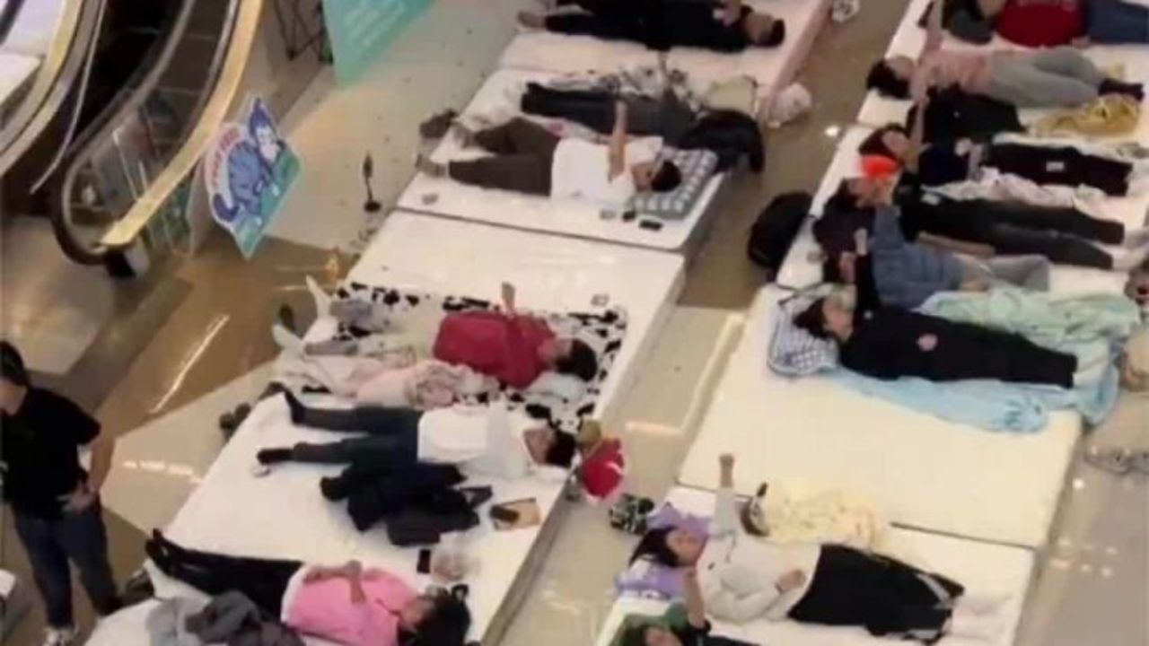 बेडवर लोळत पडण्याची अनोखी स्पर्धा, इतके तास लोळत पडणारा ठरला विजेता