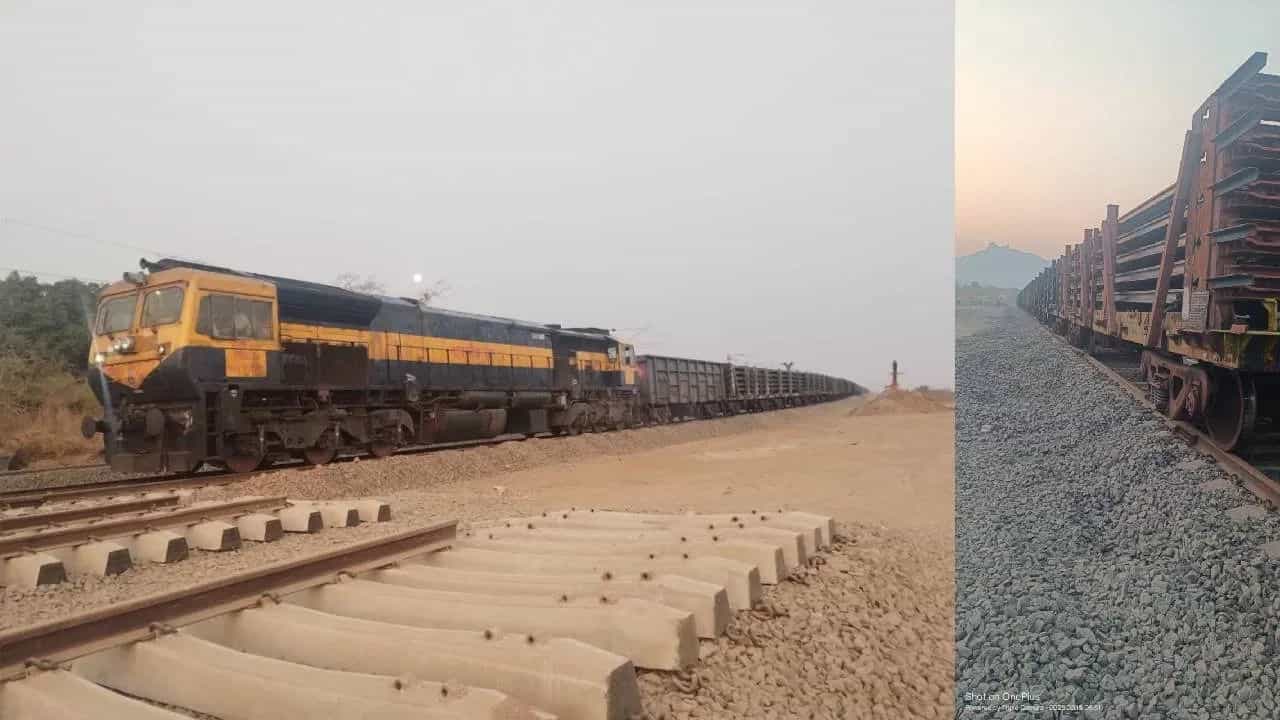 पनवेल आणि कर्जत हा एकेरी मार्ग असून यावरुन मालगाड्या आणि काही लांबपल्ल्याच्या गाड्या धावत असतात. मात्र या मार्गाचे दुहेरीकरणाचे काम मुंबई रेल्वे विकास महामंडळ MUTP-III अंतर्गत करीत असून ते अंतिम टप्प्यात आले आहे.
