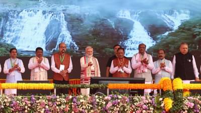 पंतप्रधान मोदी यांनी आदिवासी स्वातंत्र्य सैनिकांना केले अनोखे अभिवादन