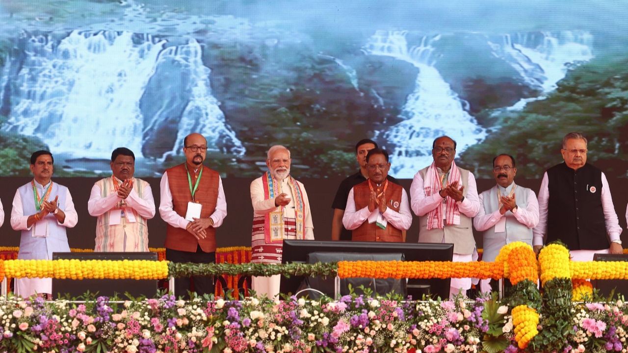 पंतप्रधान मोदी यांनी आदिवासी स्वातंत्र्य सैनिकांना केले अनोखे अभिवादन