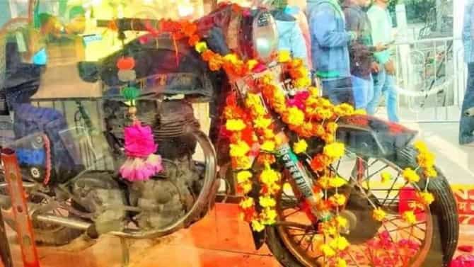 येथे देवता म्हणून चक्क पूजली जाते ‘बुलेट बाईक’, काय आहे यामागची कहाणी ?