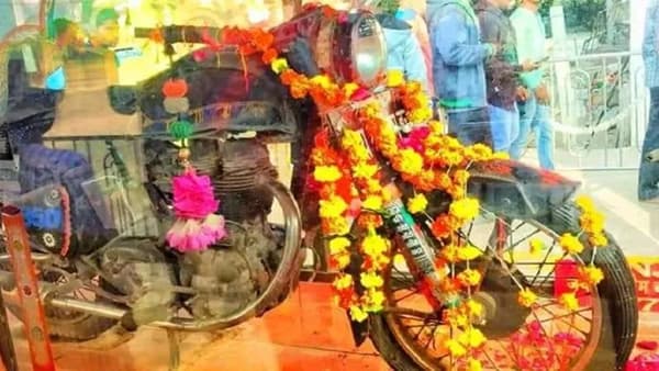 येथे देवता म्हणून चक्क पूजली जाते ‘बुलेट बाईक’, काय आहे यामागची कहाणी ?