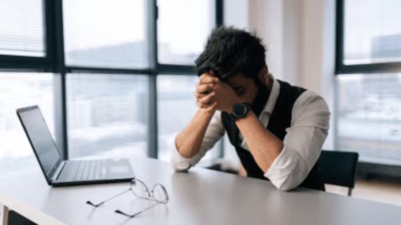 आधी मीटींग कर नंतर जा… काकाच्या निधनावर बॉसने सुट्टी नाकारली, कर्मचाऱ्याने बॉसला शिकवला अनोखा धडा