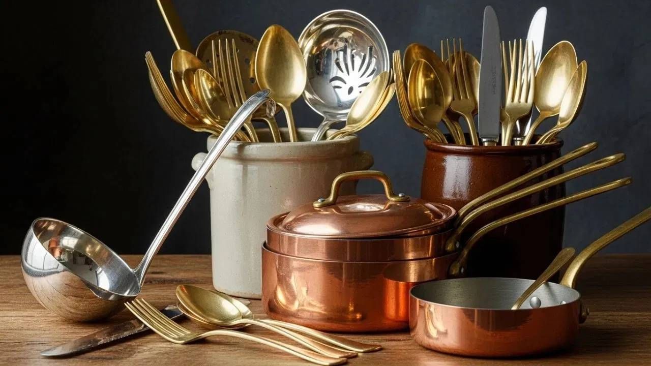 घरातील तांब्या पितळ्यांची भांडी होतील स्वच्छ अग्दी 10 मिनिटात, वापरून पहा 'या' सोप्या किचन ट्रिक्स.... घरातील तांब्या पितळ्यांची भांडी होतील स्वच्छ अग्दी 10 मिनिटात, वापरून पहा 'या' सोप्या किचन ट्रिक्स....