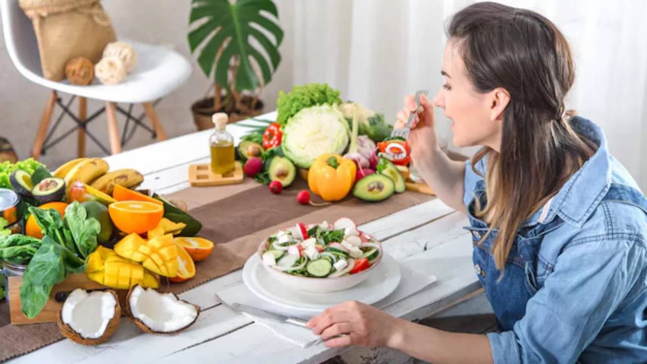 हेच नाही तर सकाळी गोड पदार्थांचा नाश्ता देखील अजिबात करू नका. सकाळी उपाशीपोटी गोड पदार्थ खाल्ल्याने आरोग्याच्या अनेक समस्या निर्माण होऊ शकतात. हेल्दी गोष्टींनी दिवसाची सुरूवात करा. 