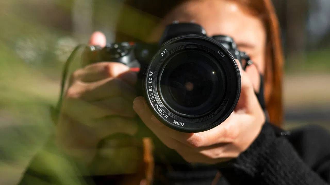 कॅमेरा तुमचा मित्र असेल, तर फोटोग्राफी एक शानदार साइड बिझनेस ठरु शकतो. लग्न, इवेंट, प्रोडक्ट शूट यामधून उत्तम कमाई होते. त्याशिवाय तुम्ही तुमचे फोटो  Shutterstock किंवा Adobe Stock ला विकून पॅसिव इनकमची कमाई करु शकता. 