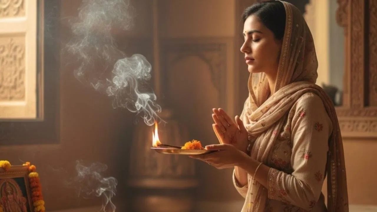 आर्थिक समृद्धी वाढते: कापूरमध्ये खूप शक्तिशाली ऊर्जा असते. त्याच्या सुगंधाने घराच्या प्रत्येक कोपऱ्यात ही ऊर्जा पसरते. ते दररोज जाळल्याने आर्थिक अडचणी दूर होतात आणि संपत्ती वाढते.