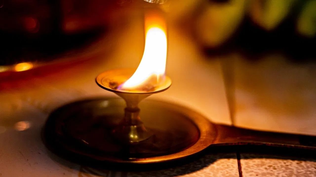 वाईट नजरेपासून संरक्षण करते: वाईट नजरेपासून संरक्षण करण्यासाठी कापूर हा सर्वोत्तम घटक आहे. त्यात लवंग घातल्याने त्याची ऊर्जा आणखी वाढते, जी वाईट नजरेपासून संरक्षणासाठी आवश्यक आहे. तुमची इच्छा असल्यास, कोणत्याही नकारात्मक ऊर्जा आणि वाईट नजरेपासून संरक्षण करण्यासाठी तुम्ही दररोज कापूर जाळून तुमचे घर शुद्ध करू शकता.