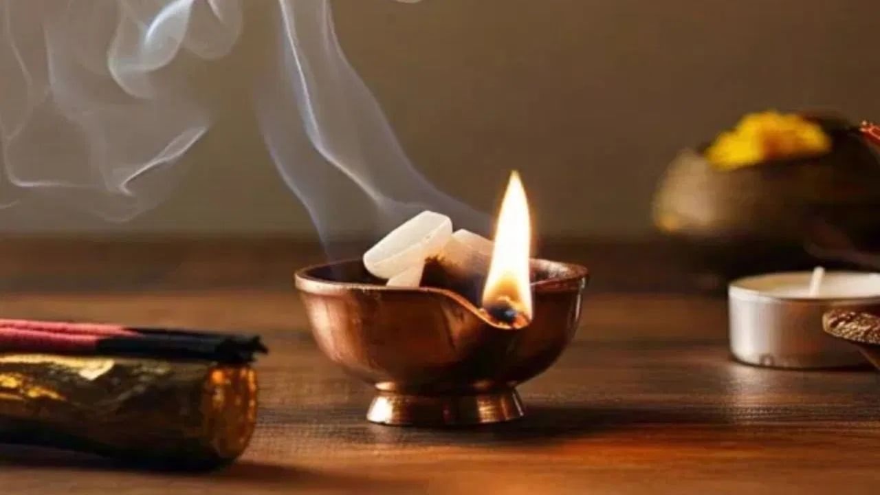 ग्रहांचे नकारात्मक प्रभाव दूर करते: ग्रहांच्या प्रभावामुळे ग्रस्त असलेले लोक कापूर जाळून त्यांचे त्रास लक्षणीयरीत्या कमी करू शकतात. ग्रहांच्या प्रभावामुळे जीवनात अनेक गोष्टी चुकीच्या होतात. अशा परिस्थितीत, इतर उपायांसह घरी दररोज कापूर जाळल्याने या प्रकरणात शांती मिळेल.