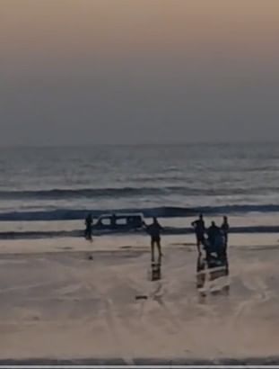 दापोली तालुक्यातील आंजर्ले किनाऱ्यावर कार पाण्यात नेल्याने बुडाली