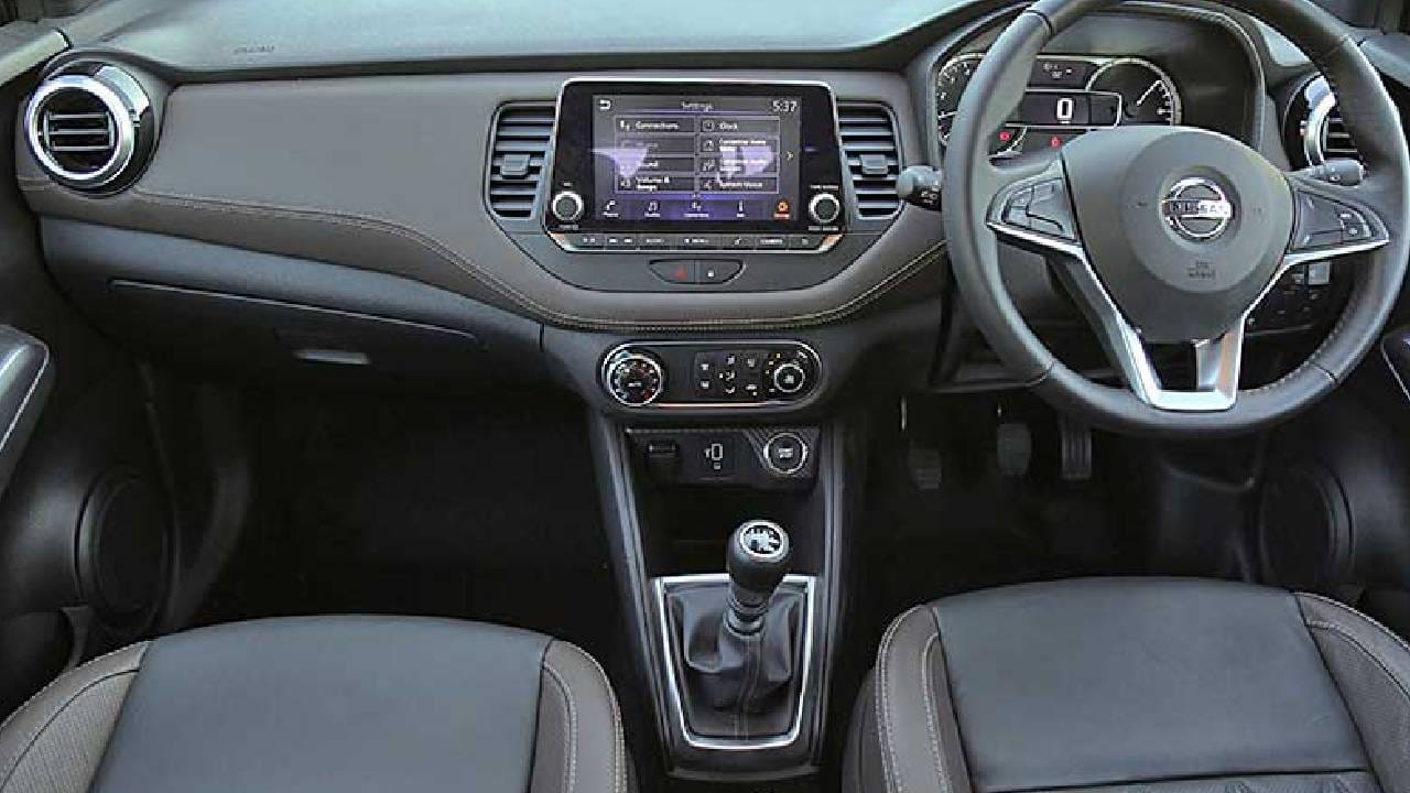 कारचे केबिन घरीच चमकवा, ‘या’ 4 सोप्या टिप्स जाणून घ्या