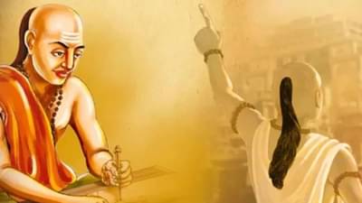Chanakya Neeti : या तीन चुकांमुळे माता लक्ष्मी होते नाराज, आयुष्यभर राहते पैशांची तंगी