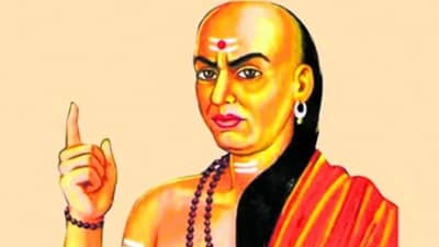 Chanakya Neeti : जेव्हा तुम्हाला वाटेल आता आयुष्यात सगळं संपलं, तेव्हा चाणक्य  यांच्या या 3 गोष्टी आठवा