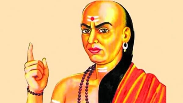 Chanakya Neeti : जेव्हा तुम्हाला वाटेल आता आयुष्यात सगळं संपलं, तेव्हा चाणक्य यांच्या या 3 गोष्टी आठवा