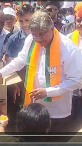 सांगलीचे पालकमंत्री चंद्रकांत पाटील यांनी लाडू वाटून केला जल्लोष.