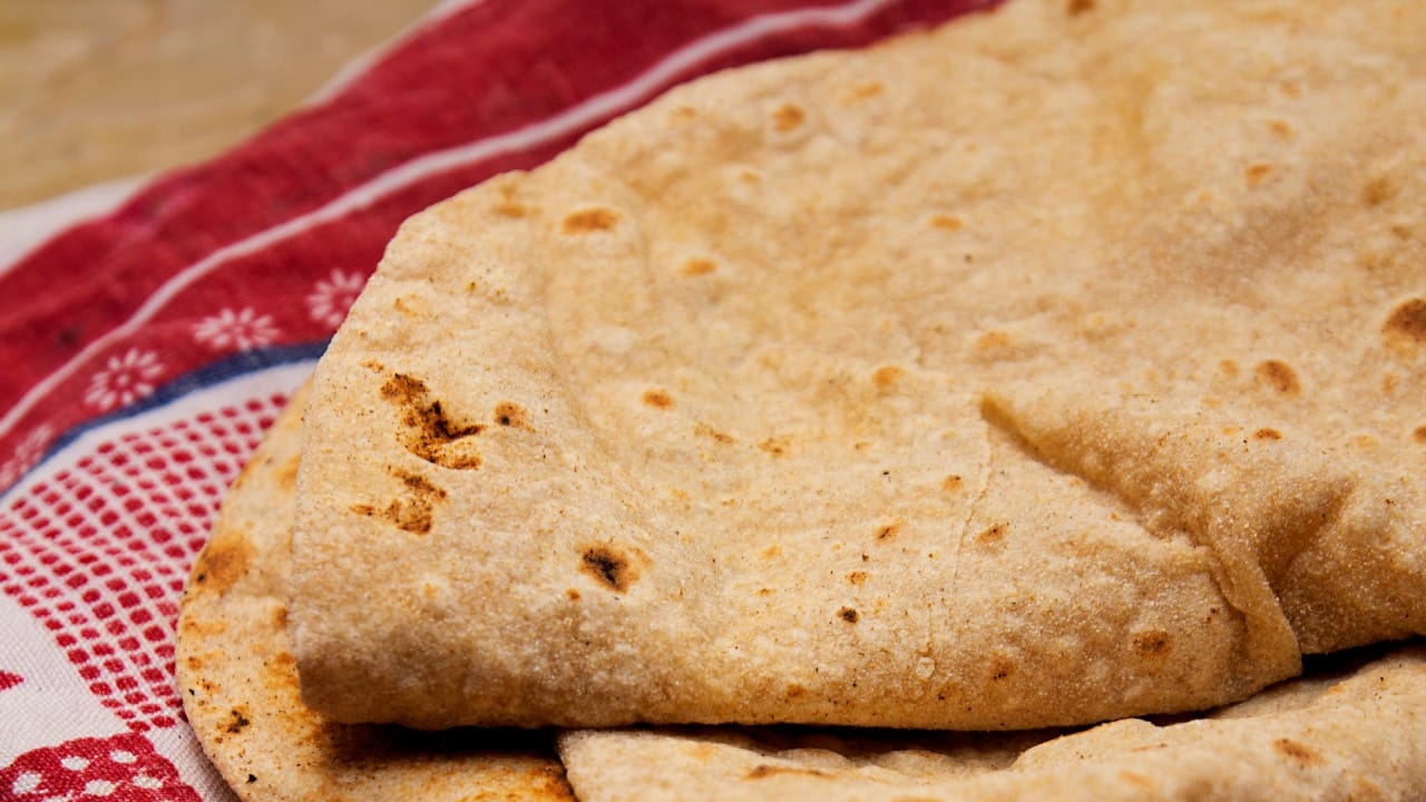 भारतीय घरांमध्ये गव्हाच्या पिठापासून बनवलेली चपाती खाणं हे एक प्रमुख आणि अविभाज्य अन्न आहे. पराठा, पुरी किंवा रोजच्या चपात्या बनवण्यासाठी महिलांना दररोज मोठ्या प्रमाणात पीठ मळावे लागते.