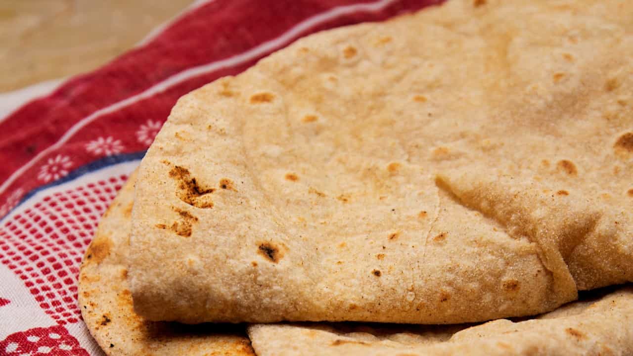 भारतीय घरांमध्ये गव्हाच्या पिठापासून बनवलेली चपाती खाणं हे एक प्रमुख आणि अविभाज्य अन्न आहे. पराठा, पुरी किंवा रोजच्या चपात्या बनवण्यासाठी महिलांना दररोज मोठ्या प्रमाणात पीठ मळावे लागते.