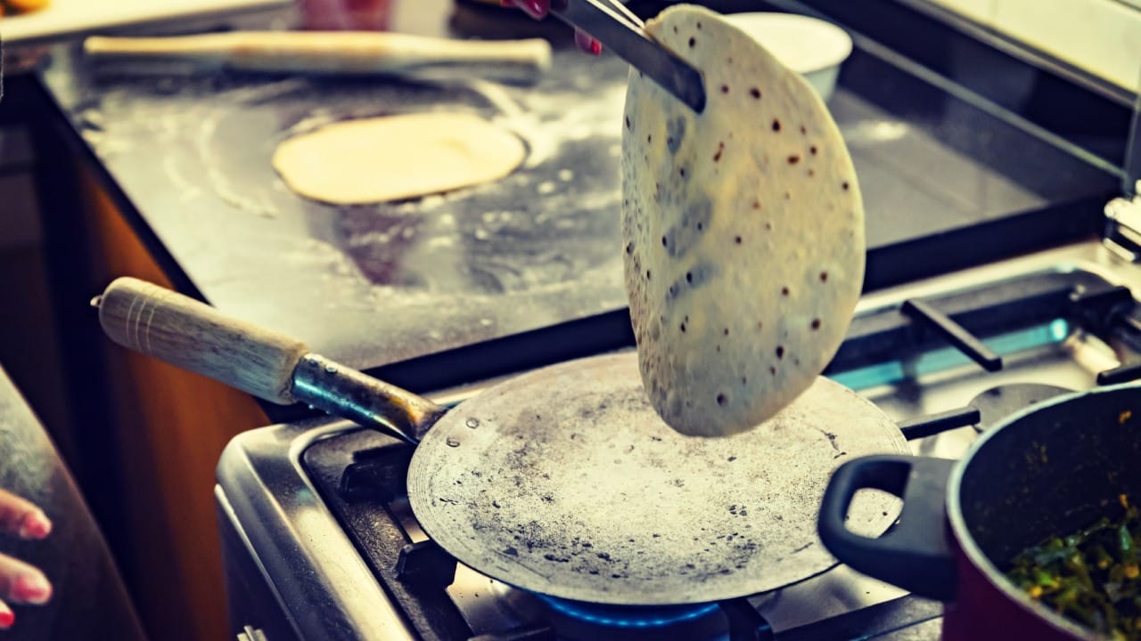 त्यामुळे शक्यतो ताज्या मळलेल्या पिठाचा वापर करूनच चपात्या बनवाव्यात. मळलेले पीठ २४ तासांपेक्षा जास्त काळ रेफ्रिजरेटरमध्ये ठेवू नका. जर तुम्हाला पीठ जास्त काळ साठवायचे असेल, तर मळलेले (कणिक) पीठ न साठवता कोरडे गव्हाचे पीठ साठवणे हा अधिक चांगला आणि सुरक्षित पर्याय आहे.