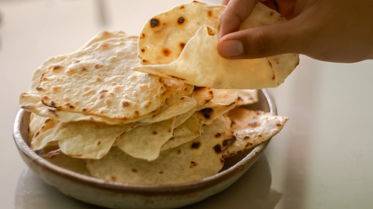 त्यांच्या मते, फ्रिजमध्ये मळून ठेवलेले पीठ वापरणे आरोग्यासाठी हानिकारक ठरू शकते. फिटनेस प्रशिक्षक प्रियांक यांच्या मते, रेफ्रिजरेटरमध्ये ठेवलेले पीठ २४ तासांच्या आत निरुपयोगी होते आणि त्यानंतर त्याचा वापर करणे टाळावे.