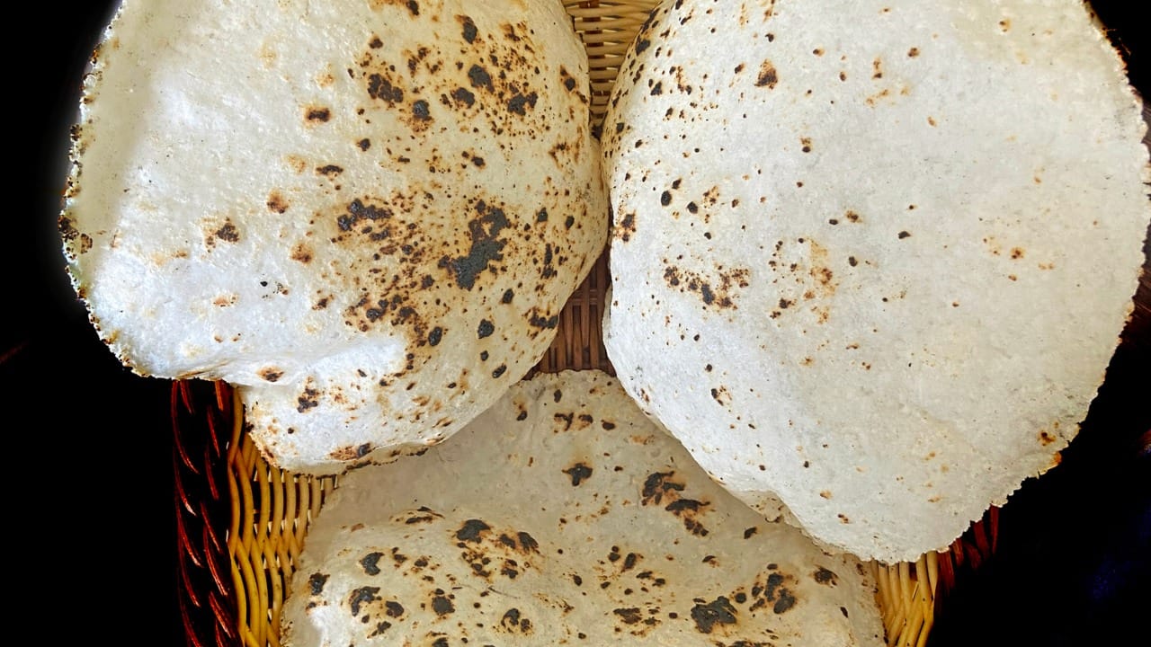 फ्रिजमध्ये साठवलेले पीठ, खोलीच्या तापमानातील पिठापेक्षा लवकर स्टार्चचे साखरेत रूपांतर करते. यामुळे अशा चपात्या खाल्ल्यास रक्तातील साखरेची पातळी वेगाने वाढू शकते. मधुमेह असलेल्या लोकांसाठी किंवा वजन कमी करण्याचा प्रयत्न करणाऱ्या लोकांसाठी हा आहार धोकादायक ठरू शकतो.