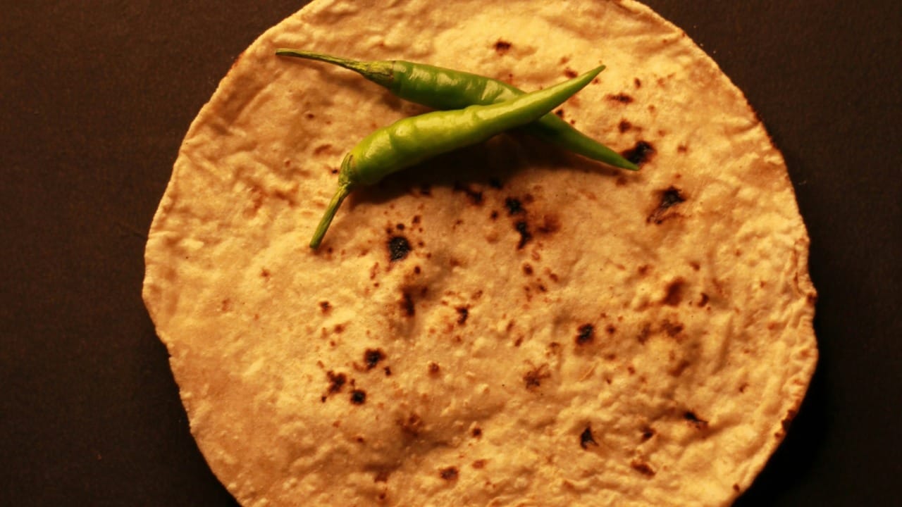 कामाच्या सोयीसाठी अनेक महिला आदल्या रात्रीच पीठ मळून ठेवतात किंवा उरलेले पीठ फ्रिजमध्ये ठेवून ते दुसऱ्या दिवशी वापरतात. मात्र, आता एका फिटनेस प्रशिक्षकाने या सामान्य पद्धतीवर गंभीर प्रश्नचिन्ह उभे केले आहे.