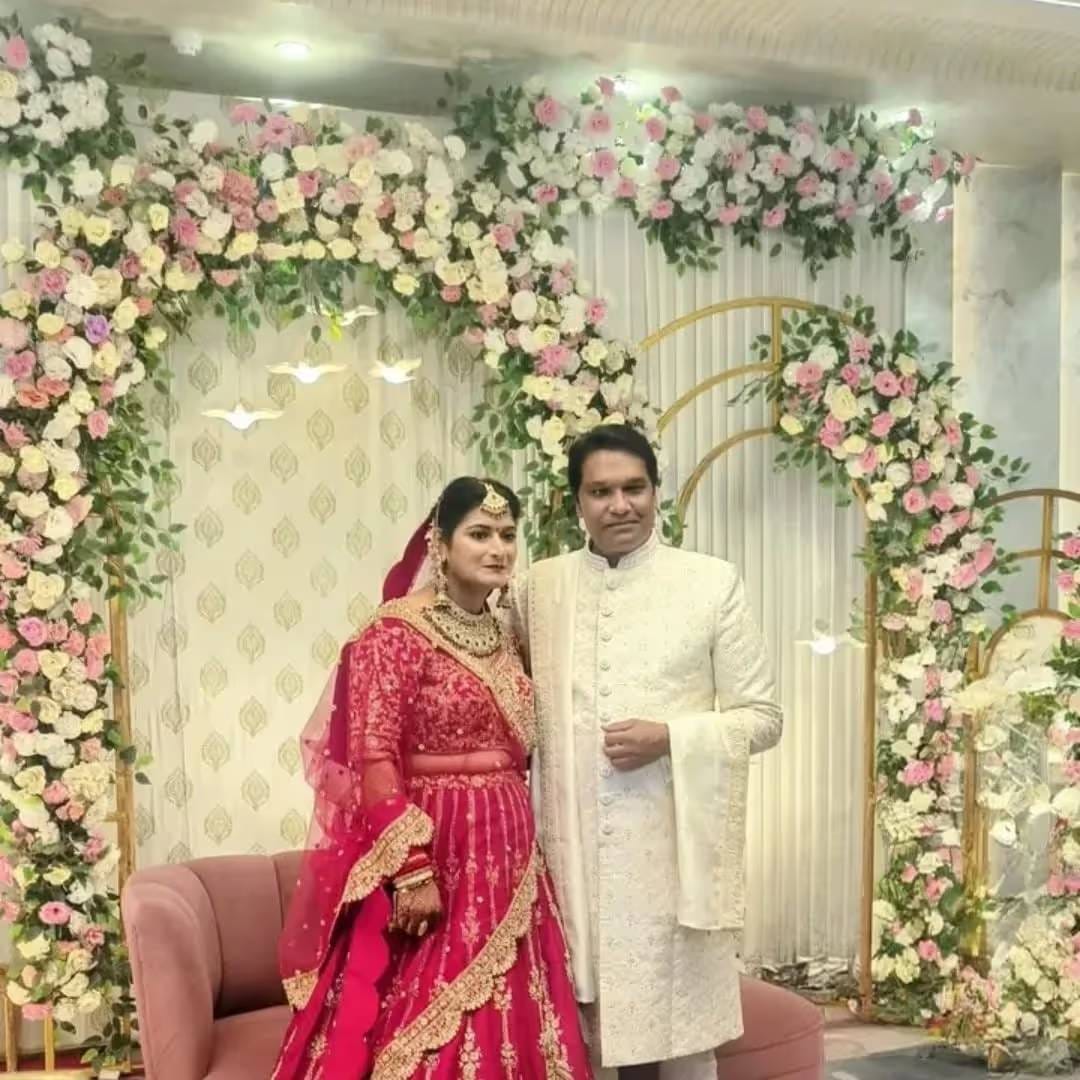 नंतर समजलं की, ते लग्नाचा 25 वा वाढदिवस साजरा करण्यासाठी वधू-वरासारखे नटले होते. वेडिंग एनिवर्सरीला आदित्यने वाइफ मानसीसोबत रोमँटिक डान्स केला. 