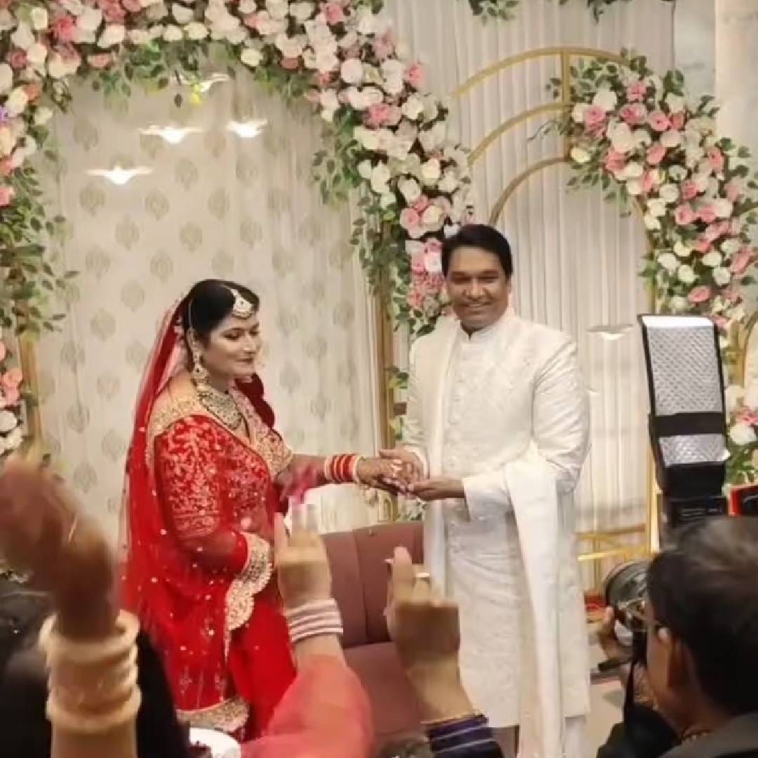 आदित्य श्रीवास्तवच लग्न मानसी श्रीवास्तव बरोबर झालं. दोघांच लग्न 2003 मध्ये झालेलं. 22 नोव्हेंबरला त्यांनी आपल्या लग्नाची 25 वर्ष साजरी केली. 